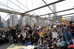 Người dân tập trung biểu tính trên cầu Brooklyn. (Nguồn: Reuters)