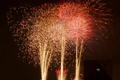 Bắn pháo hoa dịp Tết dương lịch tại đầu hầm Thủ Thiêm, quận 2. (Ảnh: Mạnh Linh/Vietnam+)