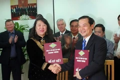 Đại diện VNPT và Tập đoàn Khang Thông tai lễ ký kết. (Ảnh: Hoàng Anh Tuấn/Vietnam+)