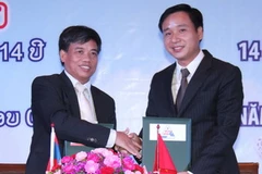 Tổng giám đốc hai công ty tại lễ ký. (Ảnh: Hoàng Chương/Vietnam+)