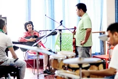 Lê Cát Trọng Lý tập luyện cùng ban nhạc. (Ảnh: P.V/Vietnam+)