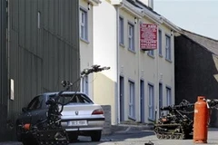 Robot điều khiển từ xa đang thực hiện vô hiệu hóa quả bom trong chiếc ôtô. (Nguồn: AP)