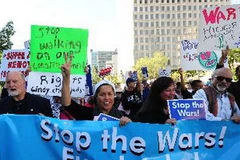 Dòng người tuần hành hưởng ứng phong trào "Chiếm Phố Wall." (Nguồn: AFP/TTXVN)