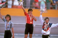 Salumae trên bục nhận huy chương vàng tại Thế vận hội 1988 tại Seoul. (Nguồn: trackcyclingnews.com)