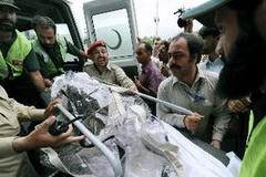Chuyển xác nạn nhân vụ tai nạn máy bay tới bệnh viện ở Islamabad, ngày 28/7. (Nguồn: AFP/TTXVN)