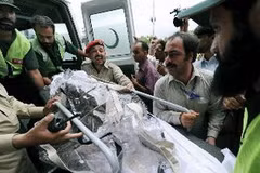 Chuyển xác nạn nhân vụ tai nạn máy bay tới bệnh viện ở Islamabad, ngày 28/7. (Nguồn: AFP/TTXVN)
