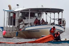 Công nhân đặt rào chắn dầu loang tại Vịnh Mexico, vùng biển Louisiana. (Nguồn: AFP/TTXVN)