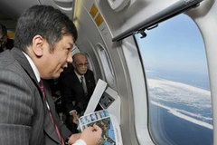 Ông Yukio Edano thị sát các hòn đảo tranh chấp với Nga từ trên máy bay. (Nguồn: Reuters)