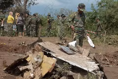 Binh sỹ Lào điều tra tại hiện trường vụ tai nạn. (Nguồn: AFP/TTXVN)
