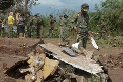 Binh sỹ Lào điều tra tại hiện trường vụ tai nạn. (Nguồn: AFP/TTXVN)