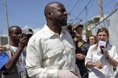 Wyclef Jean với cánh tay băng bó do bị đạn bắn. (Nguồn: AP)