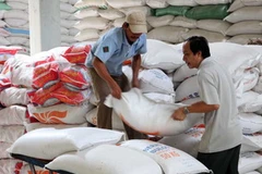Bốc xếp gạo xuất khẩu tại Công ty Lương thực Đồng Tháp. (Ảnh: Đình Huệ/TTXVN)