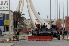 Xe của lực lượng an ninh Bahrain tại quảng trường Trân Châu. (Nguồn: Getty Images)