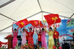 Các tiết mục văn nghệ chào mừng cuộc gặp mặt. (Ảnh: Văn Long/Vietnam+)