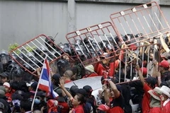 Đụng độ giữa những người biểu tình thuộc phe "áo đỏ" và cảnh sát chống bạo động. (Nguồn: AP)