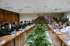 Thượng tướng Ngô Xuân Lịch hội đàm với Thượng tướng Leopoldo Cintra Frias. (Nguồn: TTXVN)