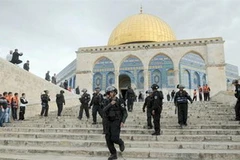 Cảnh sát Israel tiến vào khu thánh đường Hồi giáo al-Aqsa. (Nguồn: AP)