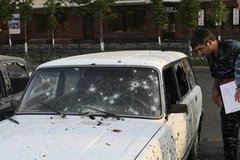 Nhân viên điều tra đang khám nghiệm hiện trường vụ nổ bom. (Nguồn: Reuters)