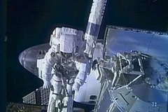 Nhà du hành vũ trụ Steve Bowen (giữa) trong cuộc đi bộ bên ngoài Trạm Vũ trụ Quốc tế ngày 28/2. (Nguồn: AFP/TTXVN)