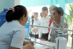 Người nghiện ma túy uống Methadone. (Ảnh: Phương Vy/TTXVN)