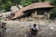 Nhà cửa bị phá hủy sau đợt lũ lụt 19-22/8 ở thành phố Đơn Đông. (Nguồn: Reuters)