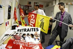 Chuẩn bị băng rôn, biểu ngữ cho cuộc tổng bãi công. (Nguồn: Reuters)