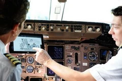 Phi công của hãng Delta sử dụng máy tính bảng Surface 2. (Nguồn: Delta Air Lines)