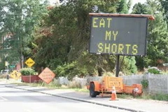 Chiếc biển hiệu để lại dòng chữ hài hước. (Nguồn: Internet)