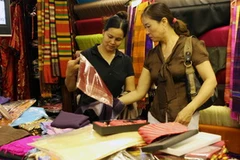 Một cửa hàng ở làng lụa Vạn Phúc. (Ảnh: Trần việt/TTXVN)