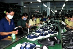 Công nhân sản xuất giày xuất khẩu. (Ảnh: Viết Ý/TTXVN)