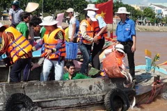 Các tổ chức, cá nhân tham gia thả cá trên sông Tiền. (Ảnh : Vương Thoại Trung/Vietnam+)