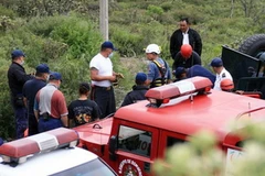 Các nhân viên điều tra tiến hành kiểm tra hiện trường. (Nguồn: Reuters)