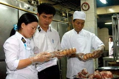 Cán bộ chi cục thú y kiểm tra an toàn thực phẩm tại một cơ sở chế biến. (Ảnh: Văn Huân/TTXVN)