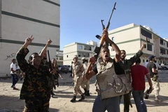 Các tay súng vừa tuần hành vừa nổ súng trên các tuyến phố họ đi qua. (Nguồn: Reuters)