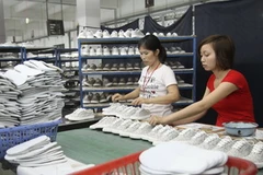 Một dây chuyền sản xuất giày xuất khẩu. (Ảnh: Hoàng Hùng/TTXVN)