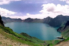 Hồ Cheonji nằm trên đỉnh núi lửa Baekdu. (Nguồn: Internet)