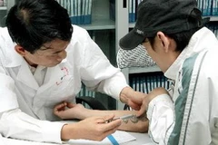 Kiểm tra sức khỏe cho bệnh nhân đang điều trị bằng thuốc methadone. (Ảnh: Dương Ngọc/TTXVN)