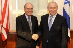 Đặc phái viên Mỹ về Trung Đông George Mitchell và Thủ tướng Israel Benjamin Netanyahu sau cuộc hội đàm ngày 5/5 tại Jerusalem. (Nguồn: Getty Images)