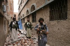 Các tay súng trung thành với thủ lĩnh Sadiq al-Ahmar tuần tra xung quanh nhà của ông al-Ahmar. (Nguồn: AFP/TTXVN)