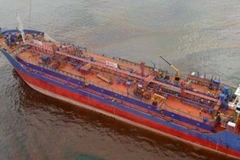 Những vệt dầu loang từ tàu chở dầu M/T Makisig. (Nguồn: AFP)