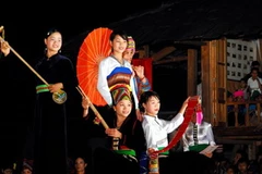 Biểu diễn nghệ thuật của đội văn nghệ xã Nghĩa An, Thị Xã Nghĩa Lộ. (Ảnh: Thanh Hà/ TTXVN) 