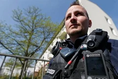 Một cảnh sát Pháp trong chiến dịch truy quét. (Nguồn: Reuters)