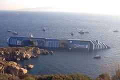 Tầu Costa Concordia bị lật. (Nguồn: AFP/TTXVN)