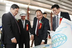 Phó Thủ tướng Nguyễn Xuân Phúc cùng các đại biểu thăm khu sản xuất của Nhà máy đường Tuyên Quang. (Ảnh: Lâm Khánh/TTXVN)