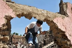 Một ngôi nhà bị phá hủy trong cuộc bạo loạn ở Osh, ngày 14/6. (Nguồn: AFP/ TTXVN)