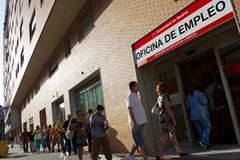Người thất nghiệp xếp hàng tại một trung tâm giới thiệu việc làm ở Madrid. (Nguồn: Reuters)