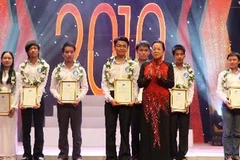 Bí thư Trung ương Đảng, Trưởng Ban Dân vận Trung ương Hà Thị Khiết với các thủ khoa xuất sắc. (Ảnh: Đình Trân/TTXVN)