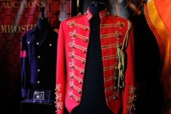Chiếc áo vest của Michael Jackson được rao giá khởi điểm 8.000 USD cuối cùng đã được trả tới 120.000 USD. (Nguồn: Getty Images)