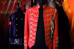 Chiếc áo vest của Michael Jackson được rao giá khởi điểm 8.000 USD cuối cùng đã được trả tới 120.000 USD. (Nguồn: Getty Images)