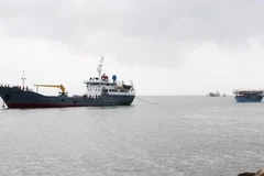 Tàu DNA 90406 TS được lai dắt đưa về cập cảng an toàn. (Ảnh: Hữu Trung-Lê Lâm/Vietnam+)